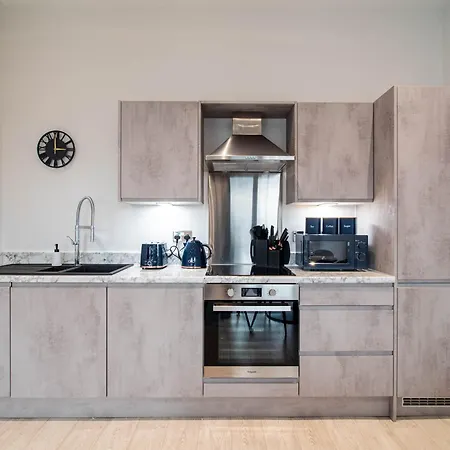 شقة Modern 2-bed Waterfront At Dock
