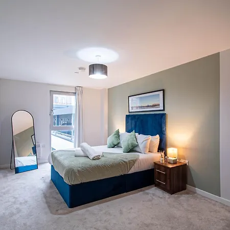 Modern 2-bed Waterfront At Dock شقة *