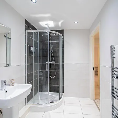 Modern 2-bed Waterfront At Dock شقة *