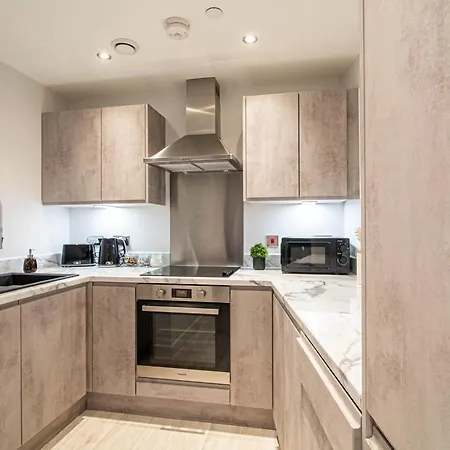 شقة Modern 2-bed Waterfront At Dock *